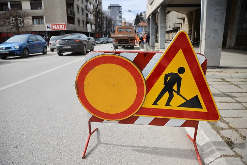 Затворена Улица Николе Пашића, саобраћај отежан и у Београдској улици