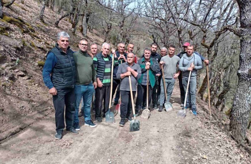Без пута нема живота: мештани Џурова сами крпе пут и траже помоћ државе