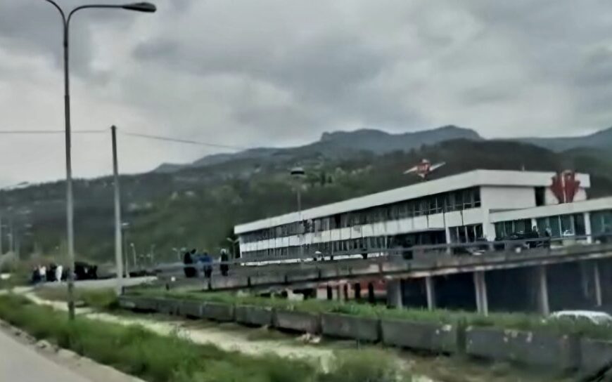 Радници ФАП-а у Прибоју уредили простор испред фабрике